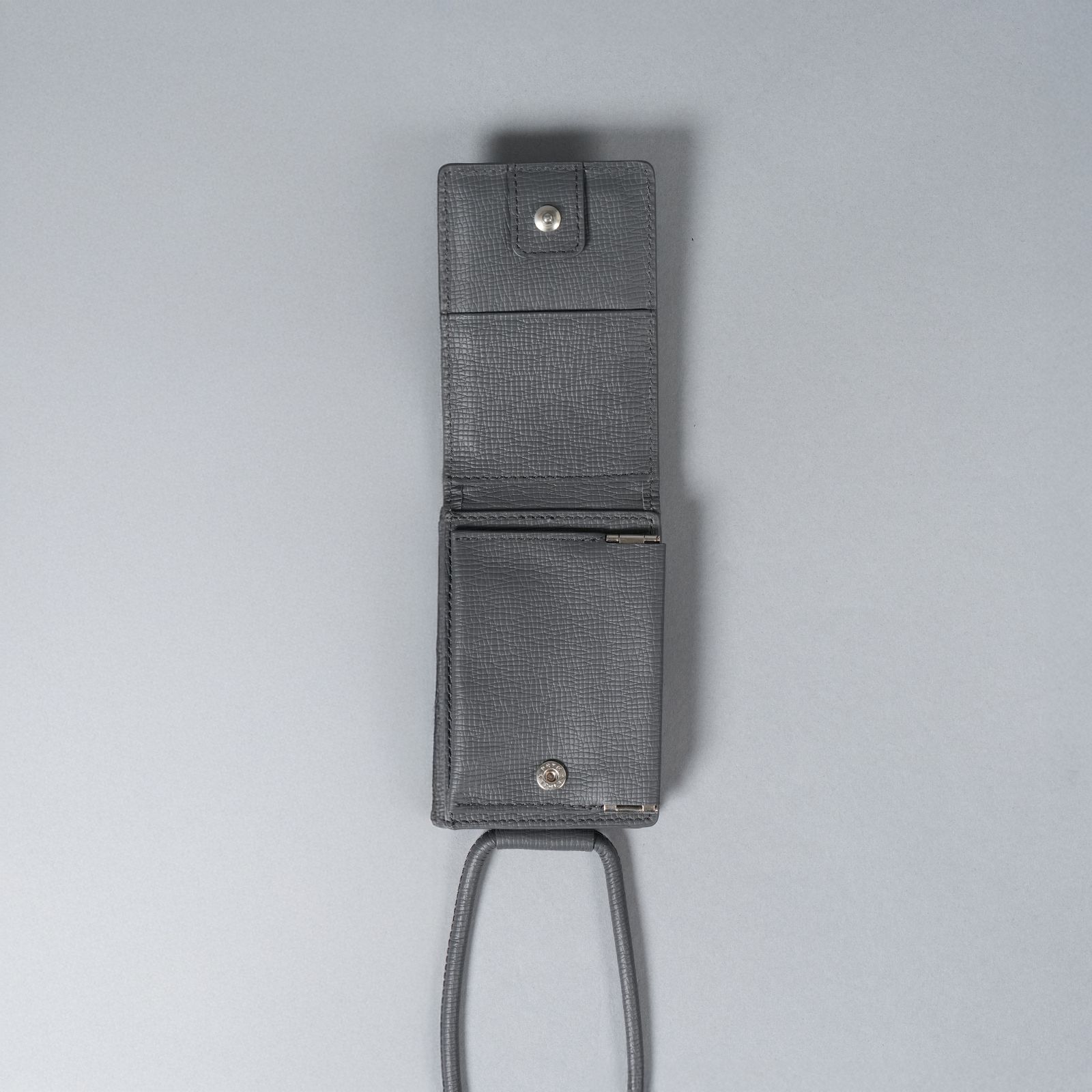 【再入荷】レザーストラップ付iPhoneアクセサリー - ウォレット (グレー)