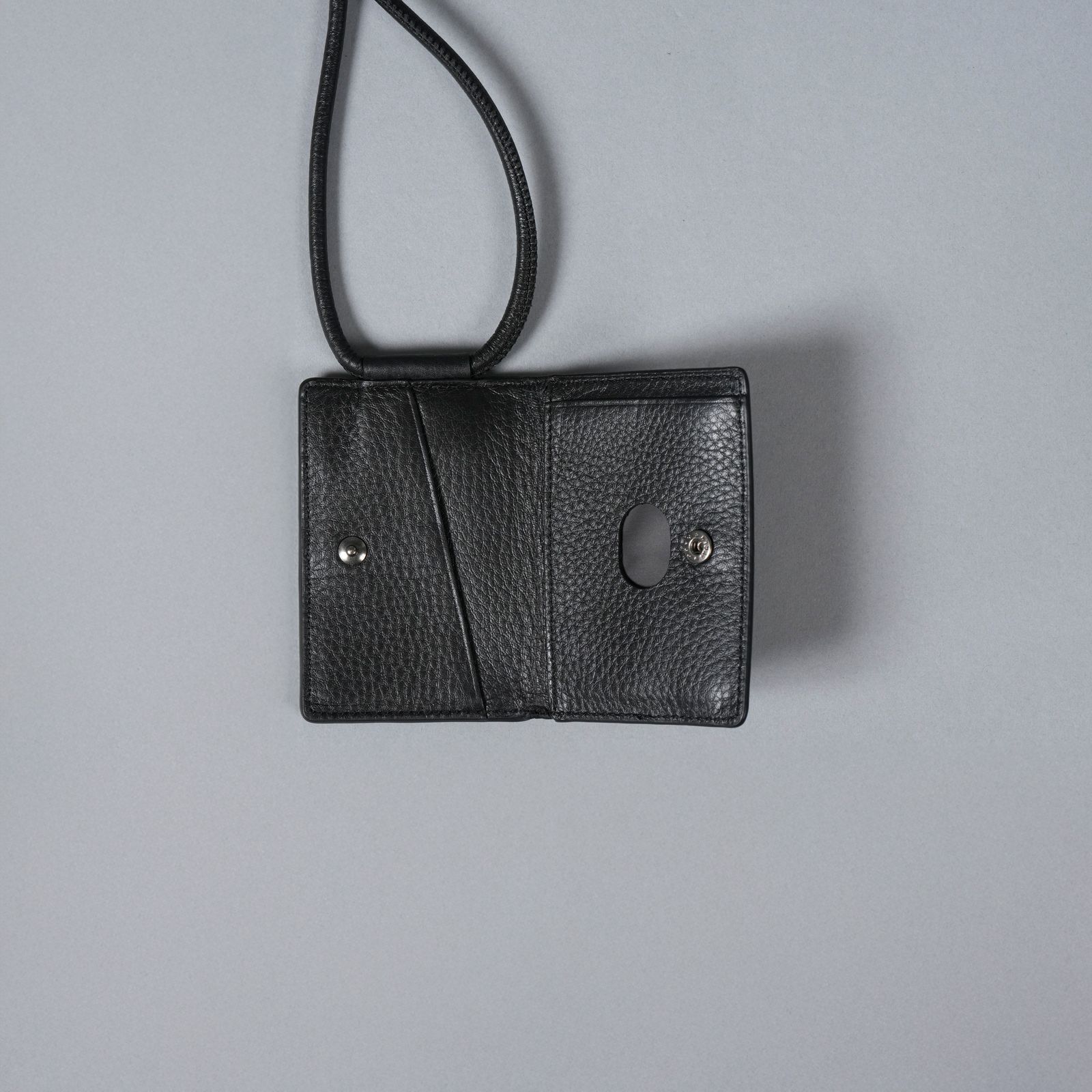 【再入荷】レザーストラップ付iPhoneアクセサリー - カードケース (ブラック)