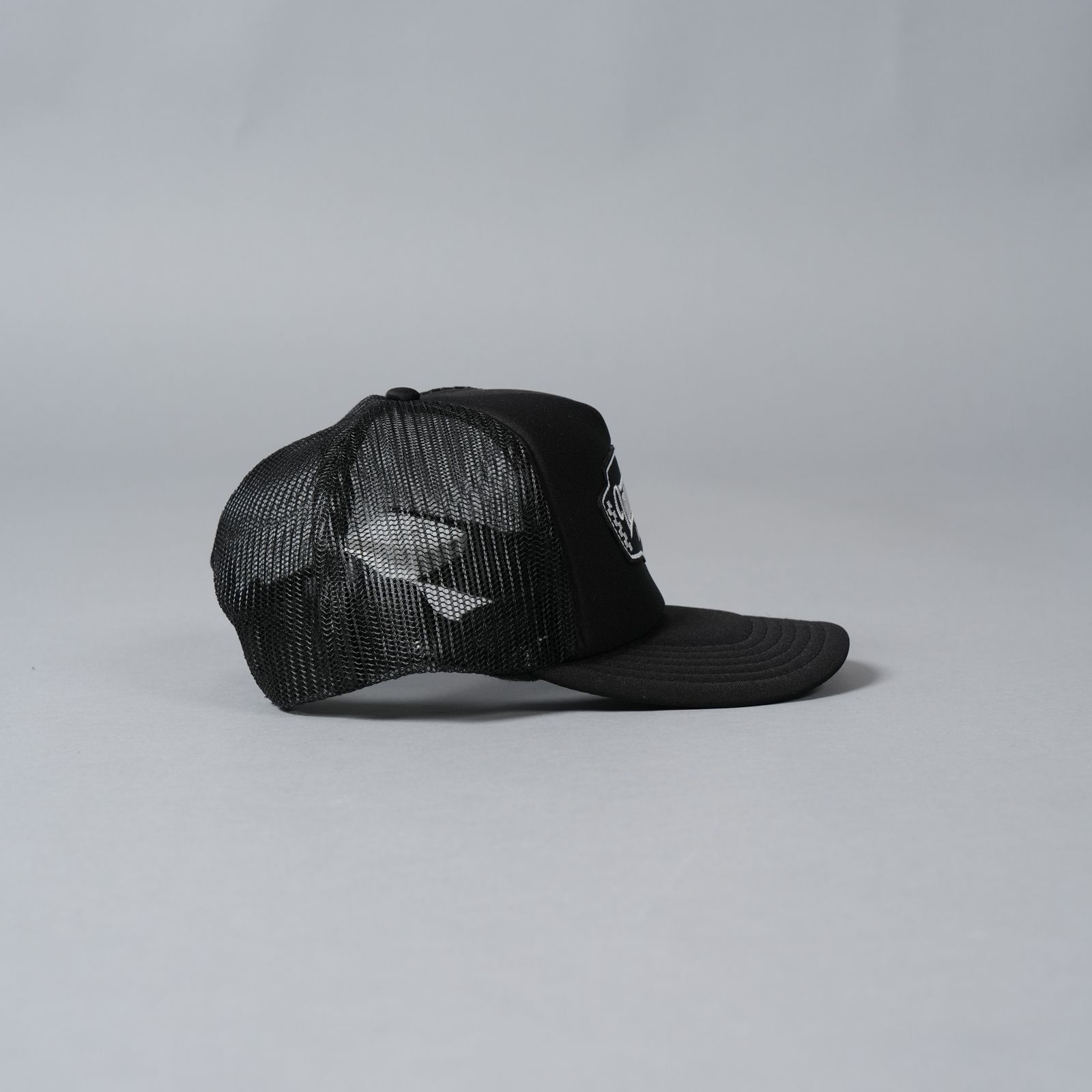 【ラスト1点】EMBROIDERED TRUCKER CAP "LM CLOTHING"   / メッシュキャップ (ブラック/ブラック)