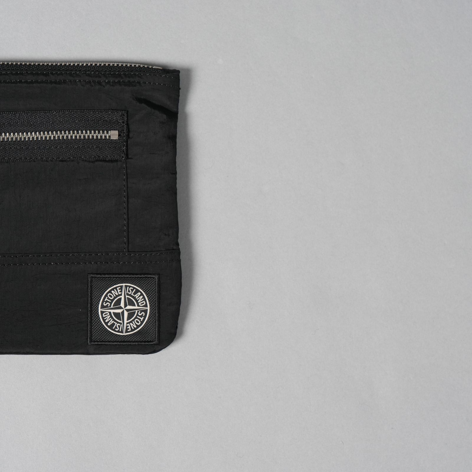 【送料込】STONE  コーティング ナイロン ポーチバッグ STONE ISLAND - 9200015 / COATED NYLON METAL IN ECONYL