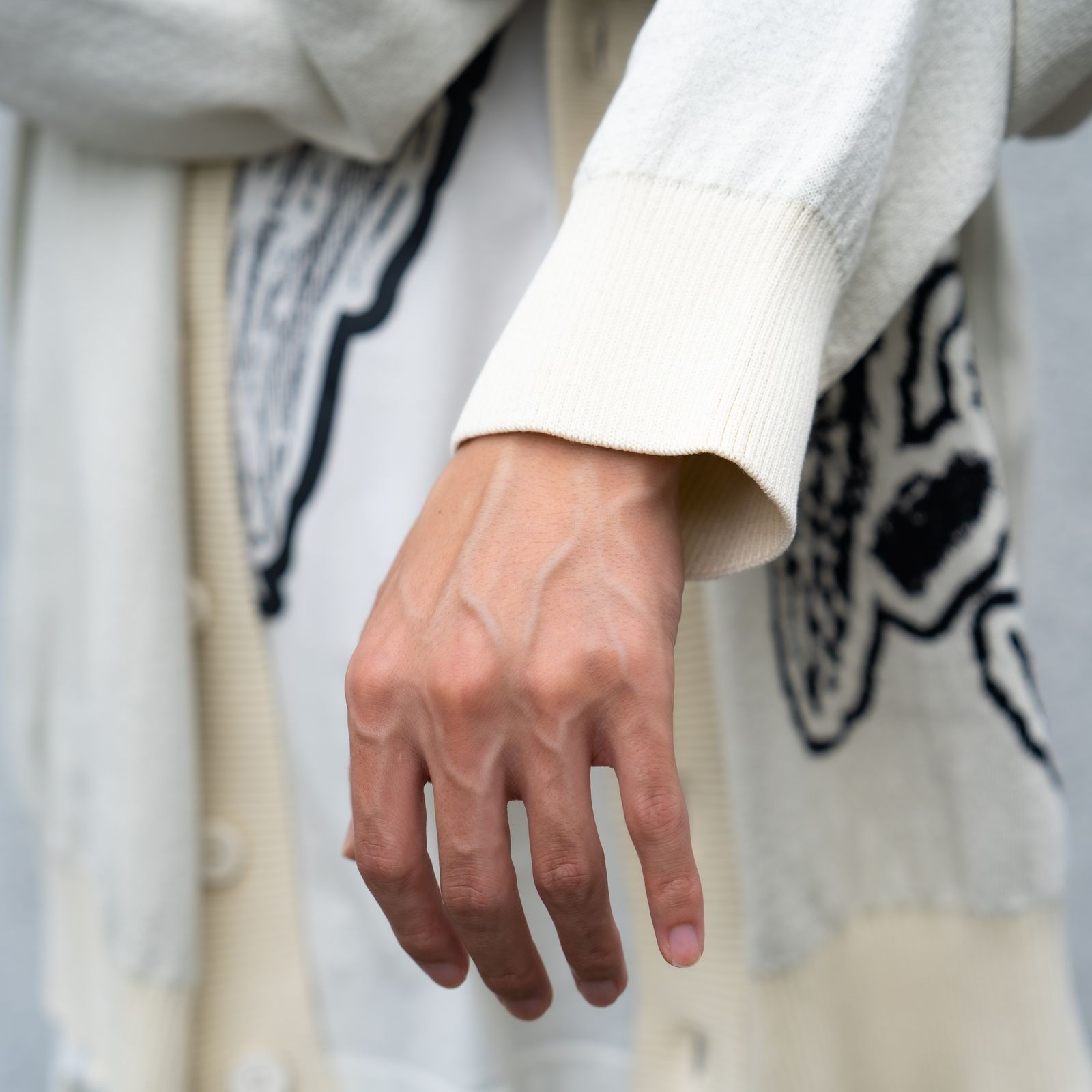 ファッションとスポーツの調和を目指してデザインされた、「Y-3 LOGO KNIT CARDIGAN」。