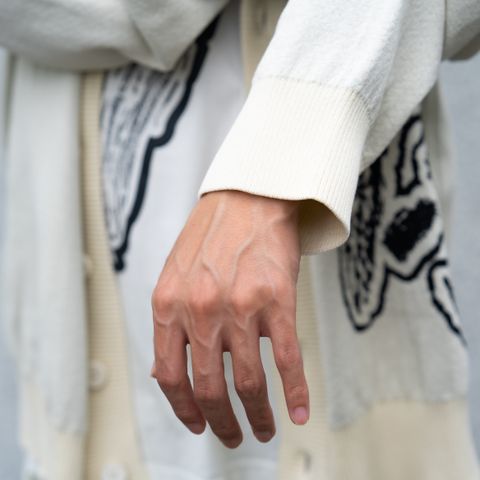 ファッションとスポーツの調和を目指してデザインされた、「Y-3 LOGO KNIT CARDIGAN」。