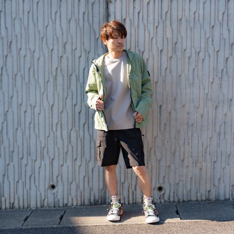 ストレッチの効いたスーピマ®コットンツイルで仕上げたフード付きブルゾン。