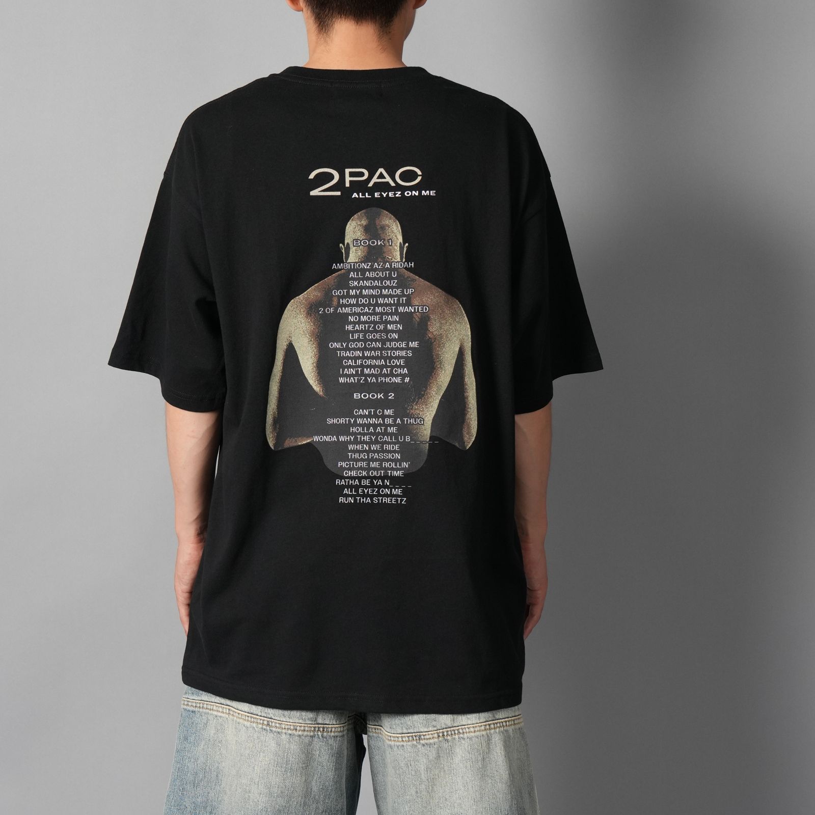 UIZZ-24037 / Tupac / All Eyez On Me Trk List SS / Tシャツ (ブラック)