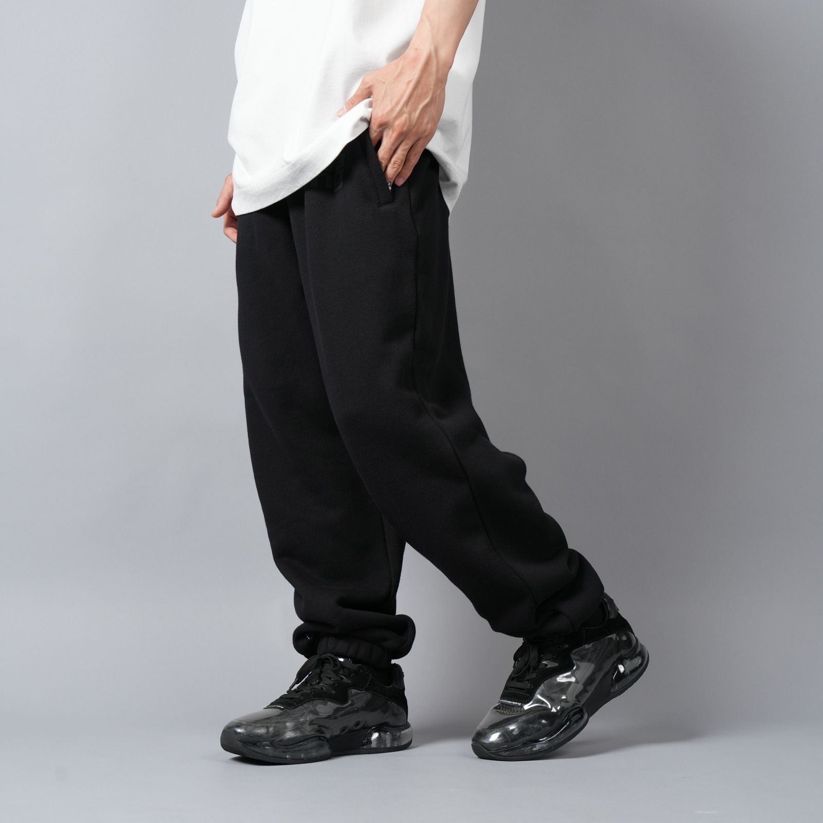 【定番アイテム】 ESSENTIAL TERRY CLASSIC SWEATPANT PUFF PAINT LOGO  / スウェットパンツ 【ユニセックス】 / ブラック