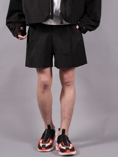 クラシカルな仕立ての2-TUCK TROUSERS