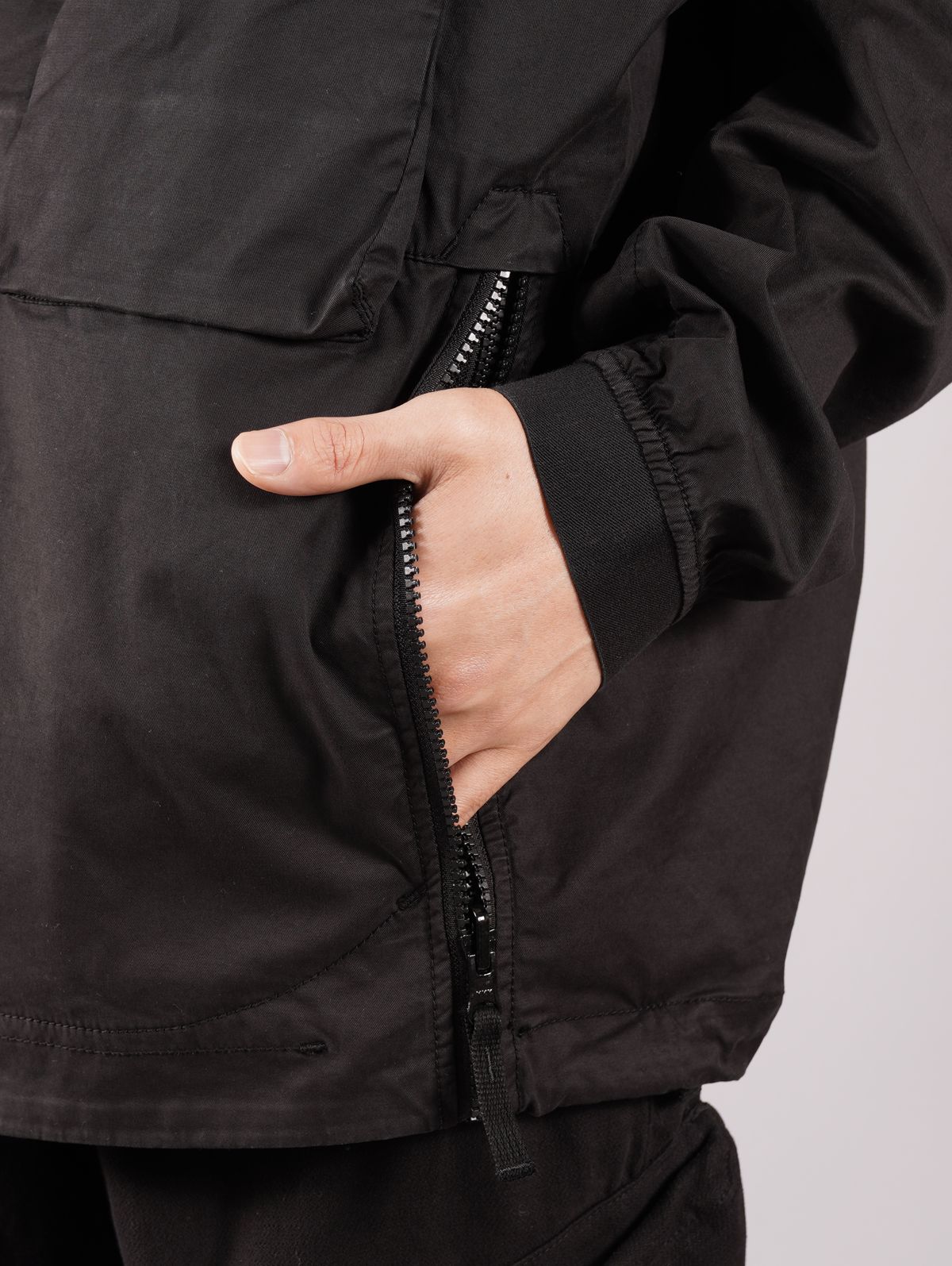 【ラスト1点】 SUPIMA® COTTON TWILL STRETCH-TC / スーピマコットン アノラック（フード付き） / ブラック