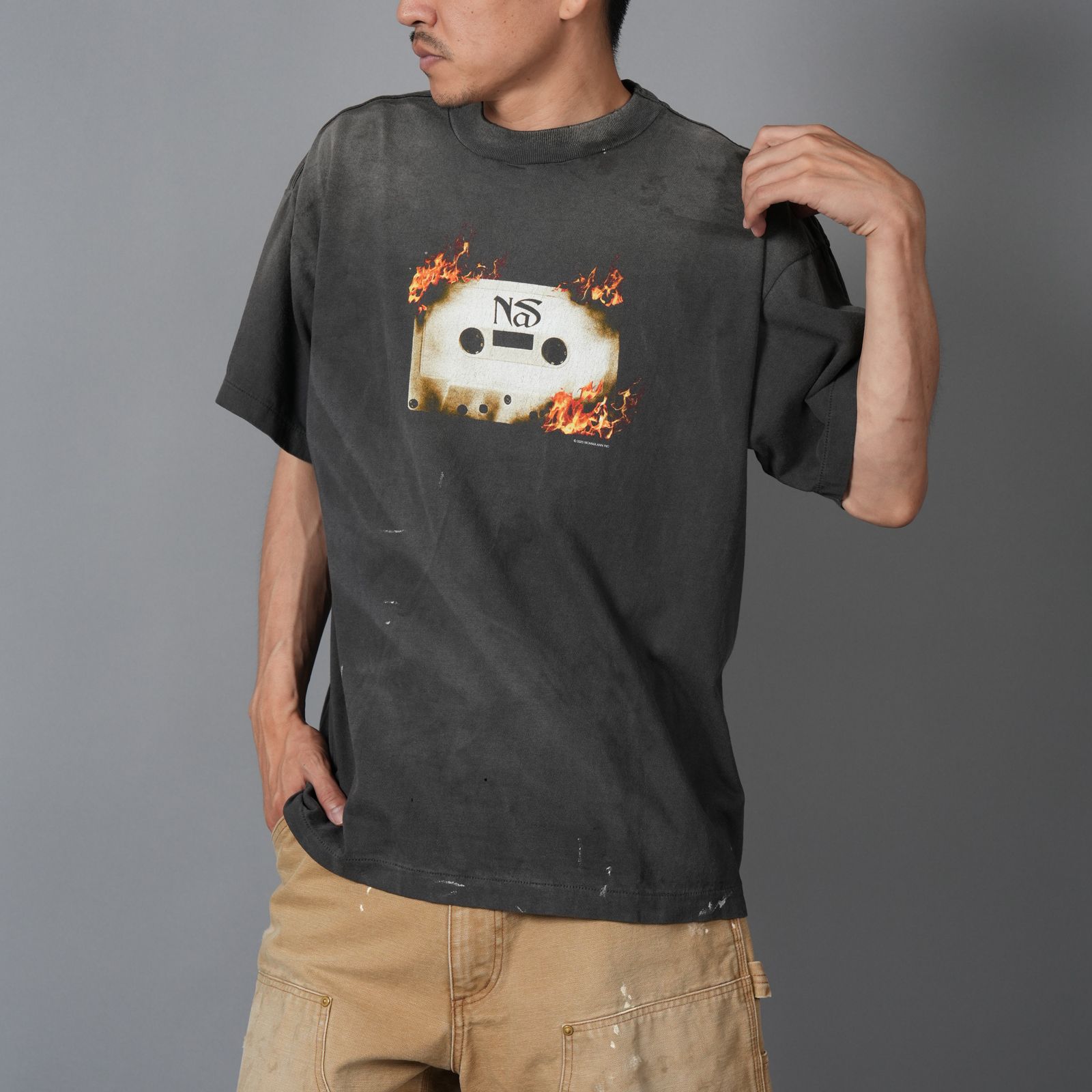 【残りわずか】[コラボ] SM-HR1-0000-C20 / NAS_SS TEE / BLACK / Tシャツ (ブラック)