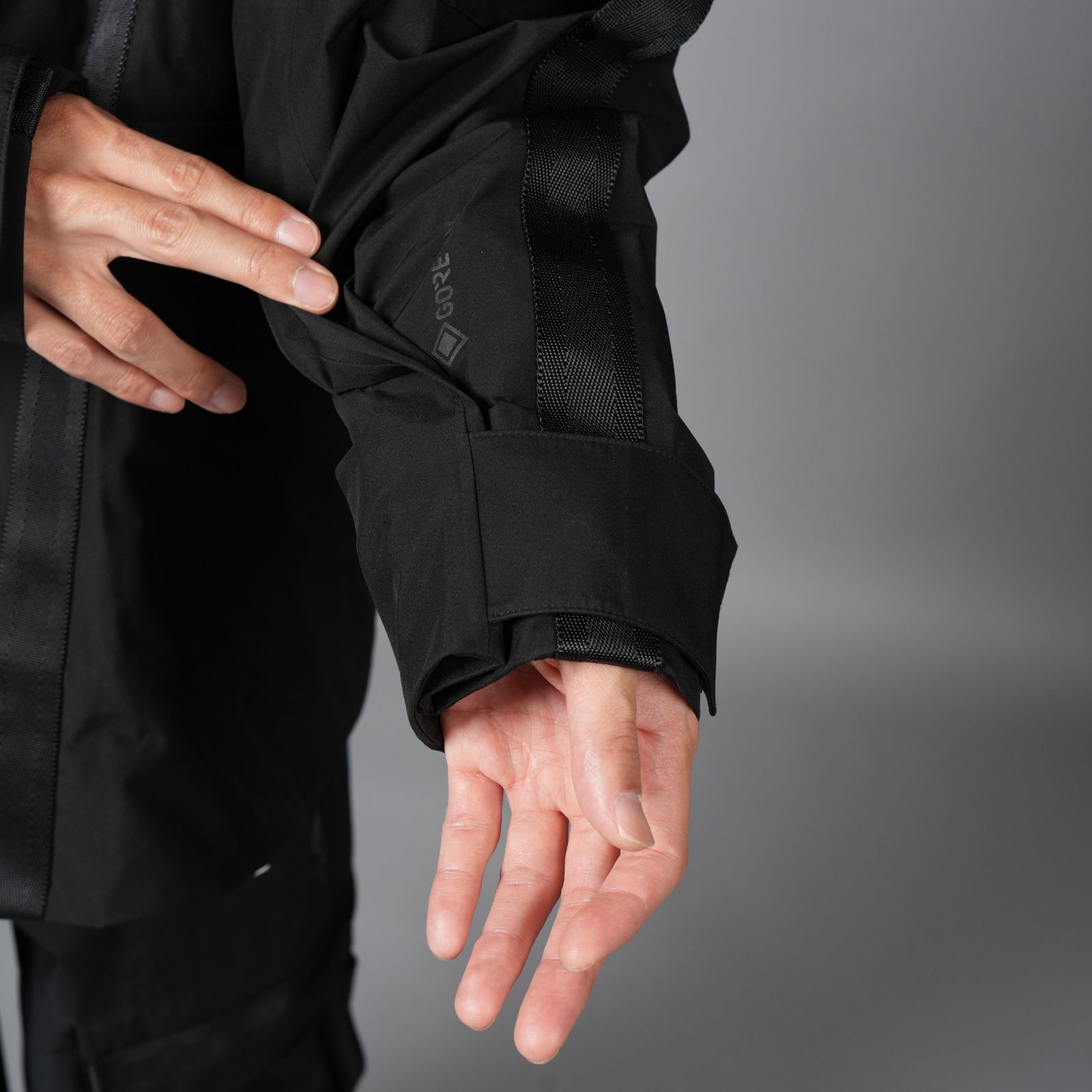 【限定】【D-VEC×ALMOSTBLACK】GORE-TEX 3L w/ POLARTEC DETACHABLE SHELL / マウンテンパーカ [防水・防風] (ブラック)