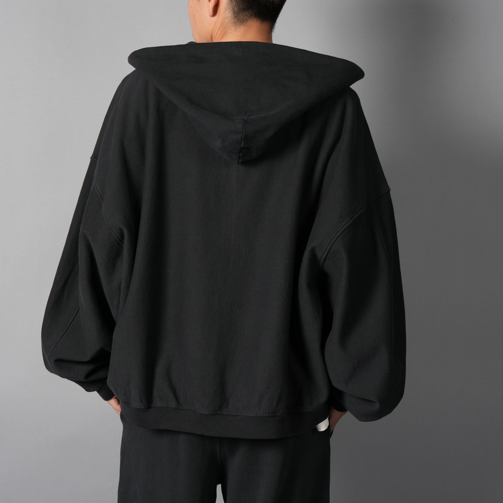 【残りわずか】OVERSIZED ZIP-UP HOODIE W/ LOGO PRINT / オーバーサイズ ジップアップフーディー ロゴプリント / ジップアップパーカー (ウォッシュドブラック)