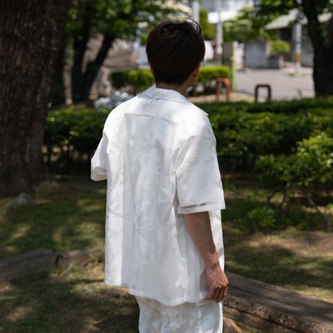 生地を溶かすことによって透け感のあるデザインへと仕上げたオープンカラーシャツ。