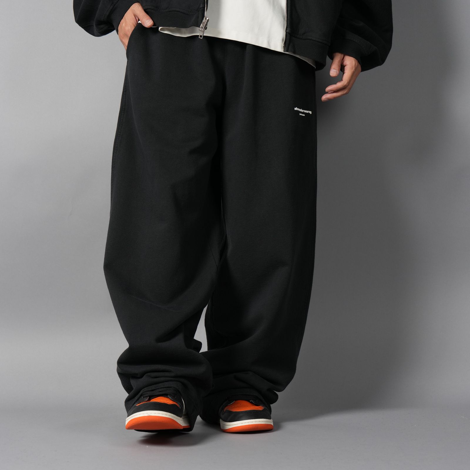 【残りわずか】MID-RISE OVERSIZED SWEATPANT W/ LOGO PRINT / ミッドライズ オーバーサイズ スウェットパンツ (ウォッシュドブラック)