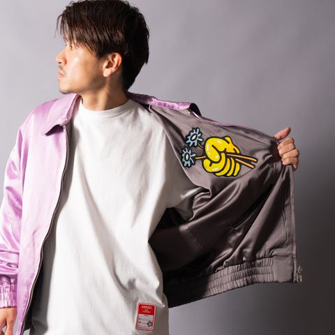 カートゥーンのマスコット「BOKE BOY」を様々なバージョンで表現したリバーシブル ジャケット。