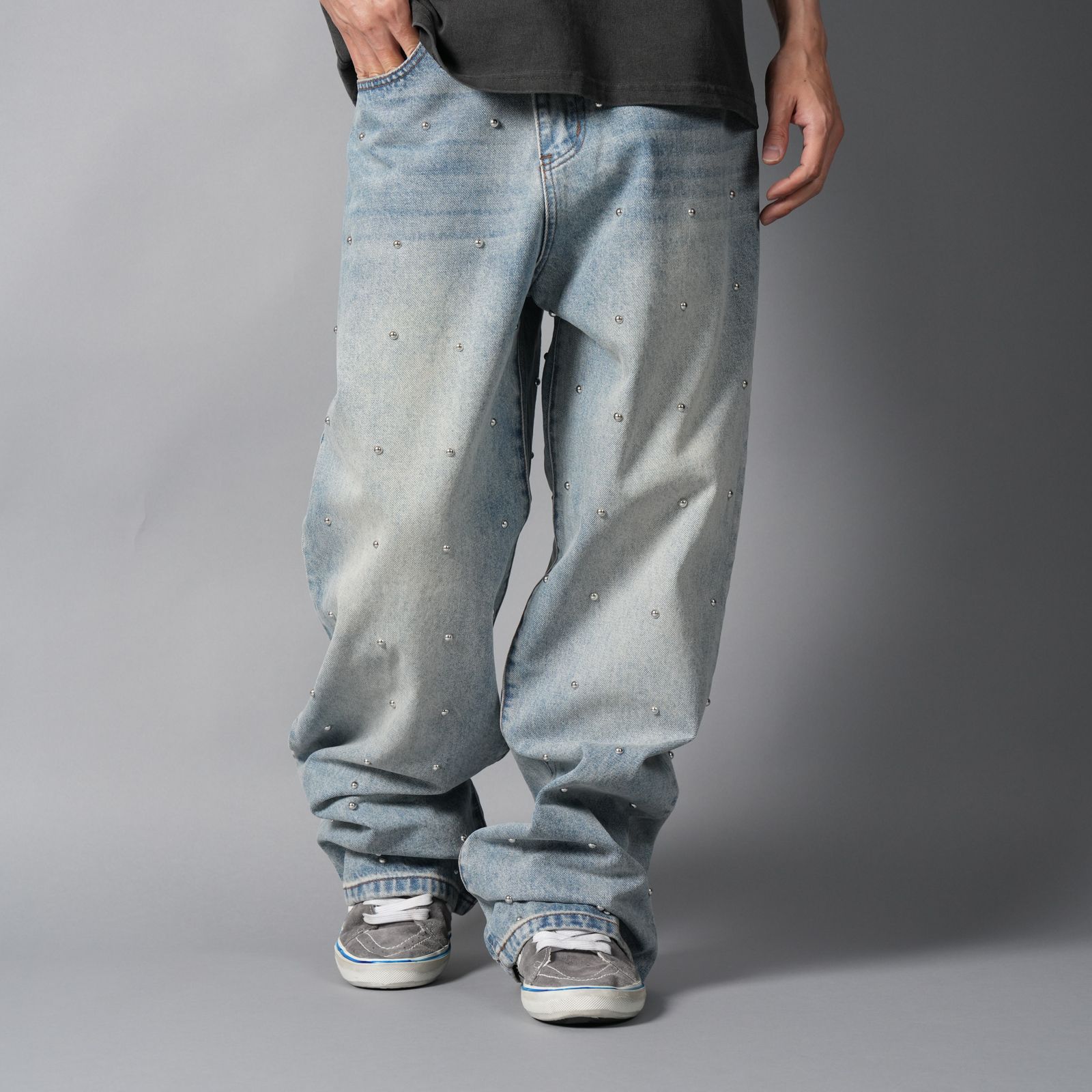 LAX, baggy studded denim (light wash) / デニムパンツ (ウォッシュドブルー)