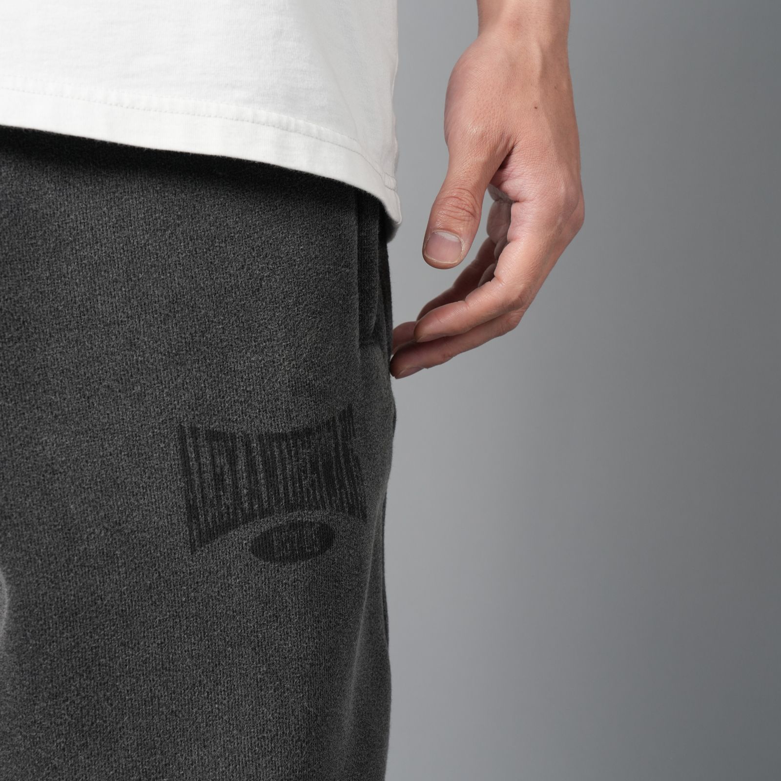 GRAPHIC SWEATPANTS / グラフィック クルーネックスウェットパンツ   (フェデッドブラック)