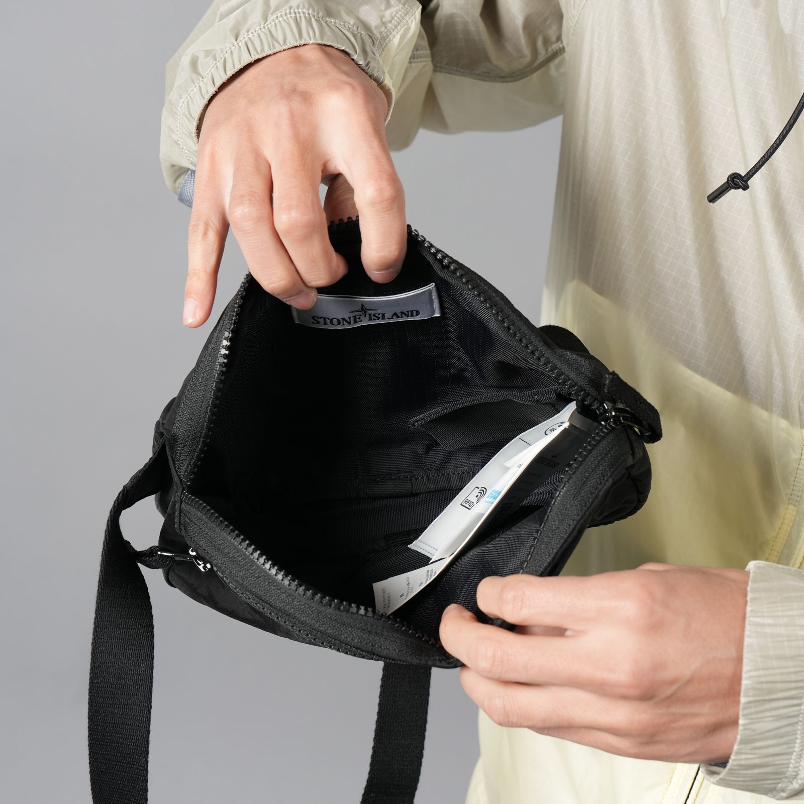 9200014 / NYLON METAL IN ECONYL REGENERATED NYLON / バムバック / クロスボディーバック 【ナイロンメタル】(ブラック)