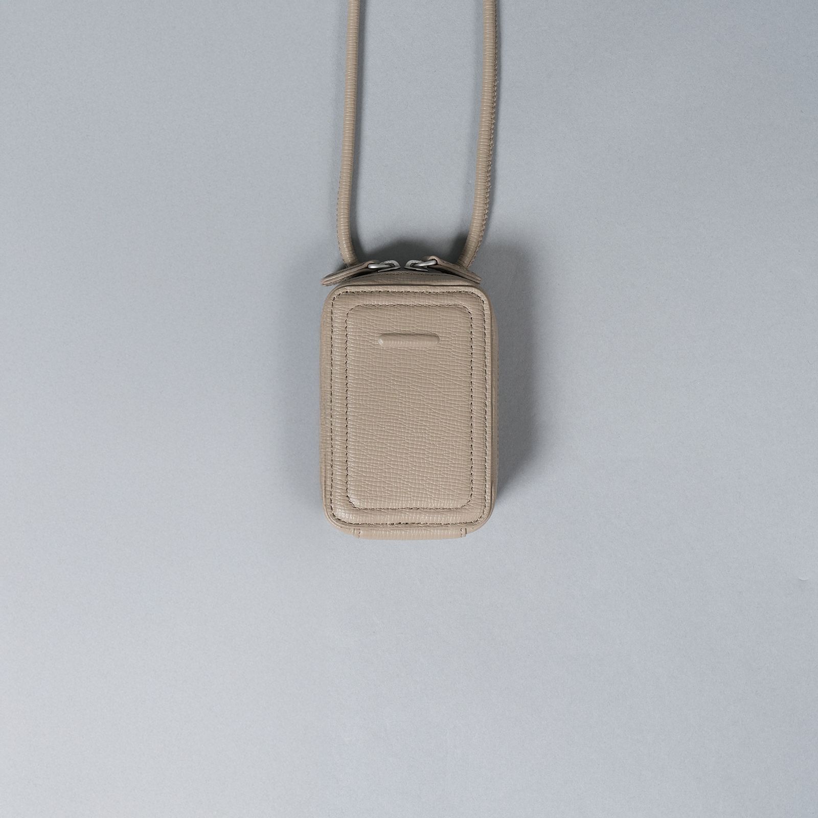 【再入荷】レザーストラップ付iPhoneアクセサリー - マイクロバッグ (トープ)
