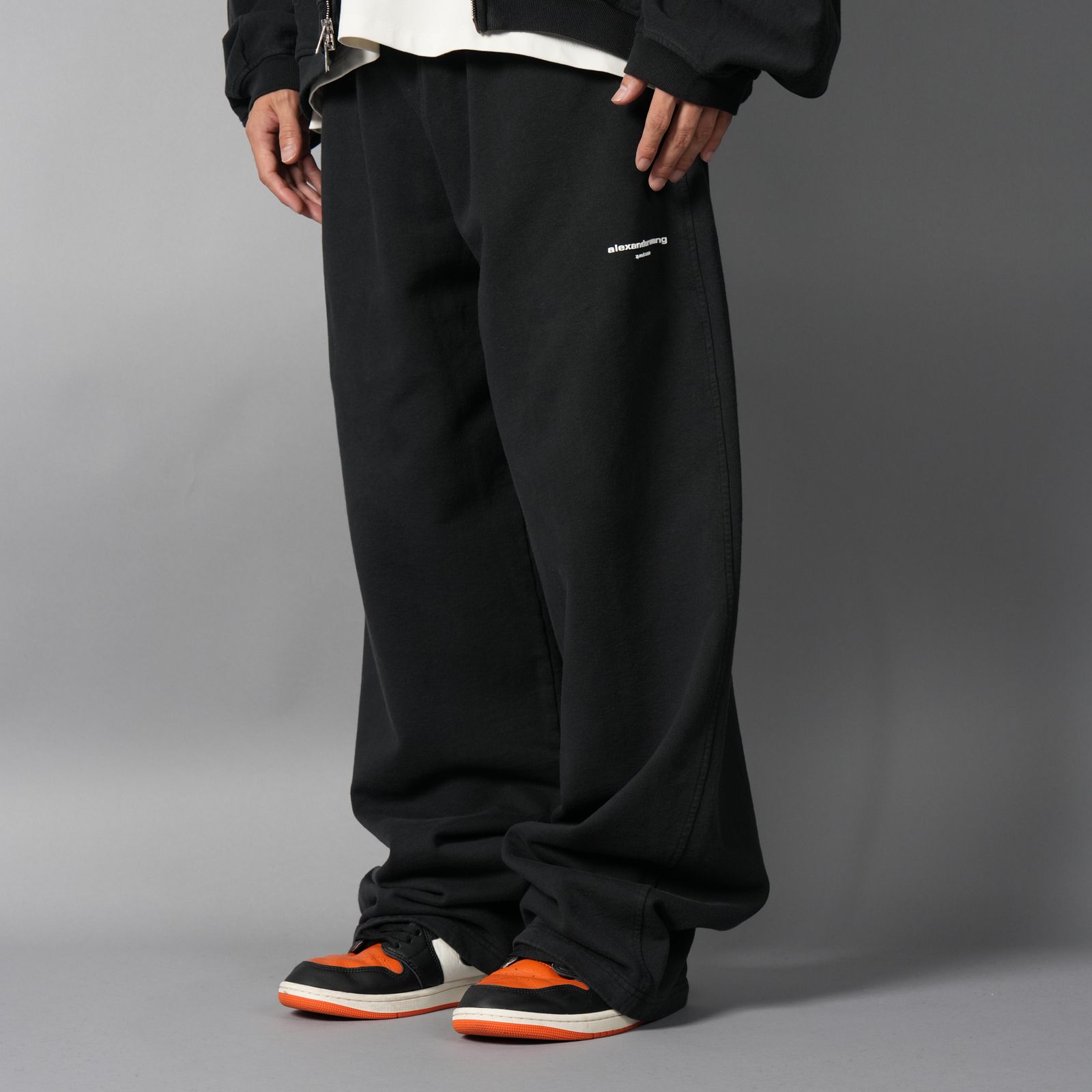 【残りわずか】MID-RISE OVERSIZED SWEATPANT W/ LOGO PRINT / ミッドライズ オーバーサイズ スウェットパンツ (ウォッシュドブラック)