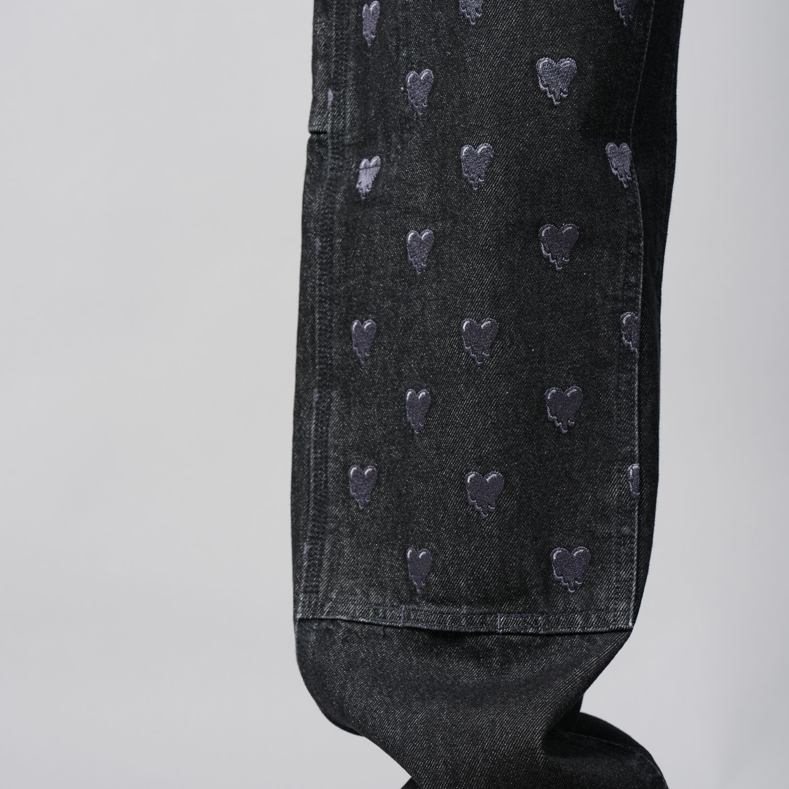 【ラスト1点】LOGO PATTERN DENIM PANTS / ロゴパターン デニムパンツ / ダブルニー (ブラック)