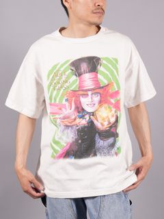 【限定】SM-A23-0000-C25 / DSNY_SS TEE / MAD HATTER / Tシャツ (ホワイト)