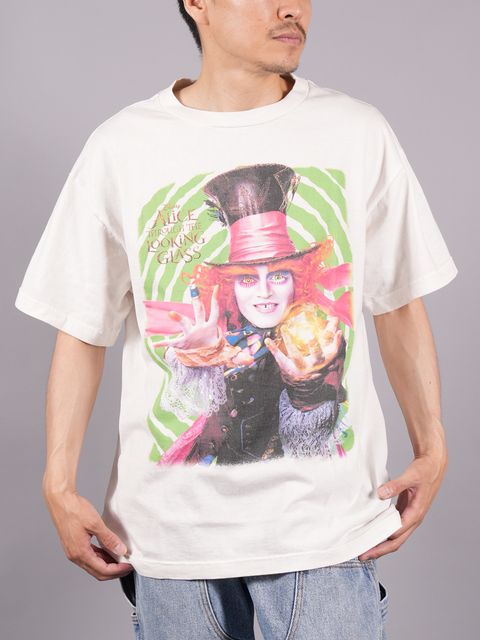 【限定】SM-A23-0000-C25 / DSNY_SS TEE / MAD HATTER / Tシャツ (ホワイト)
