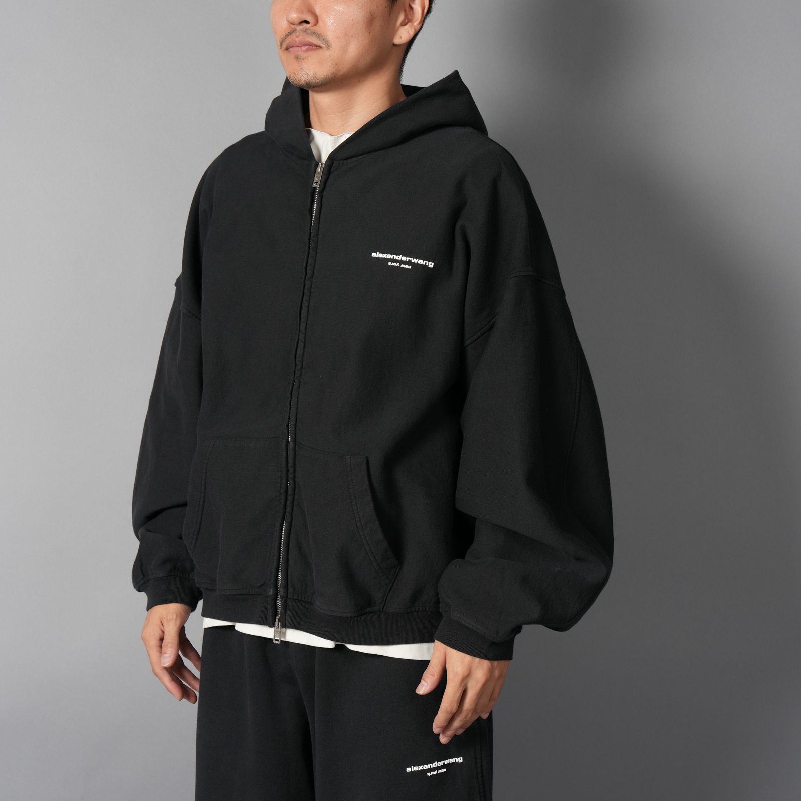 【残りわずか】OVERSIZED ZIP-UP HOODIE W/ LOGO PRINT / オーバーサイズ ジップアップフーディー ロゴプリント / ジップアップパーカー (ウォッシュドブラック)