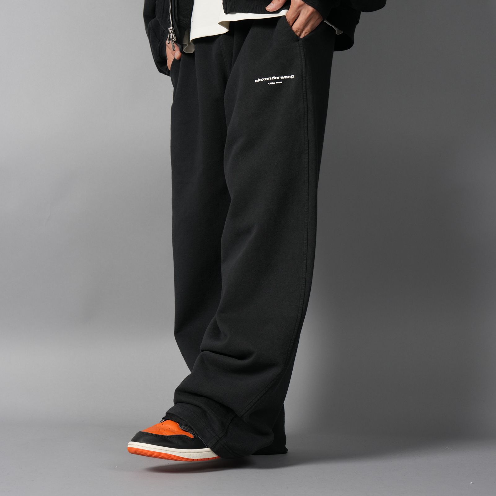 【残りわずか】MID-RISE OVERSIZED SWEATPANT W/ LOGO PRINT / ミッドライズ オーバーサイズ スウェットパンツ (ウォッシュドブラック)