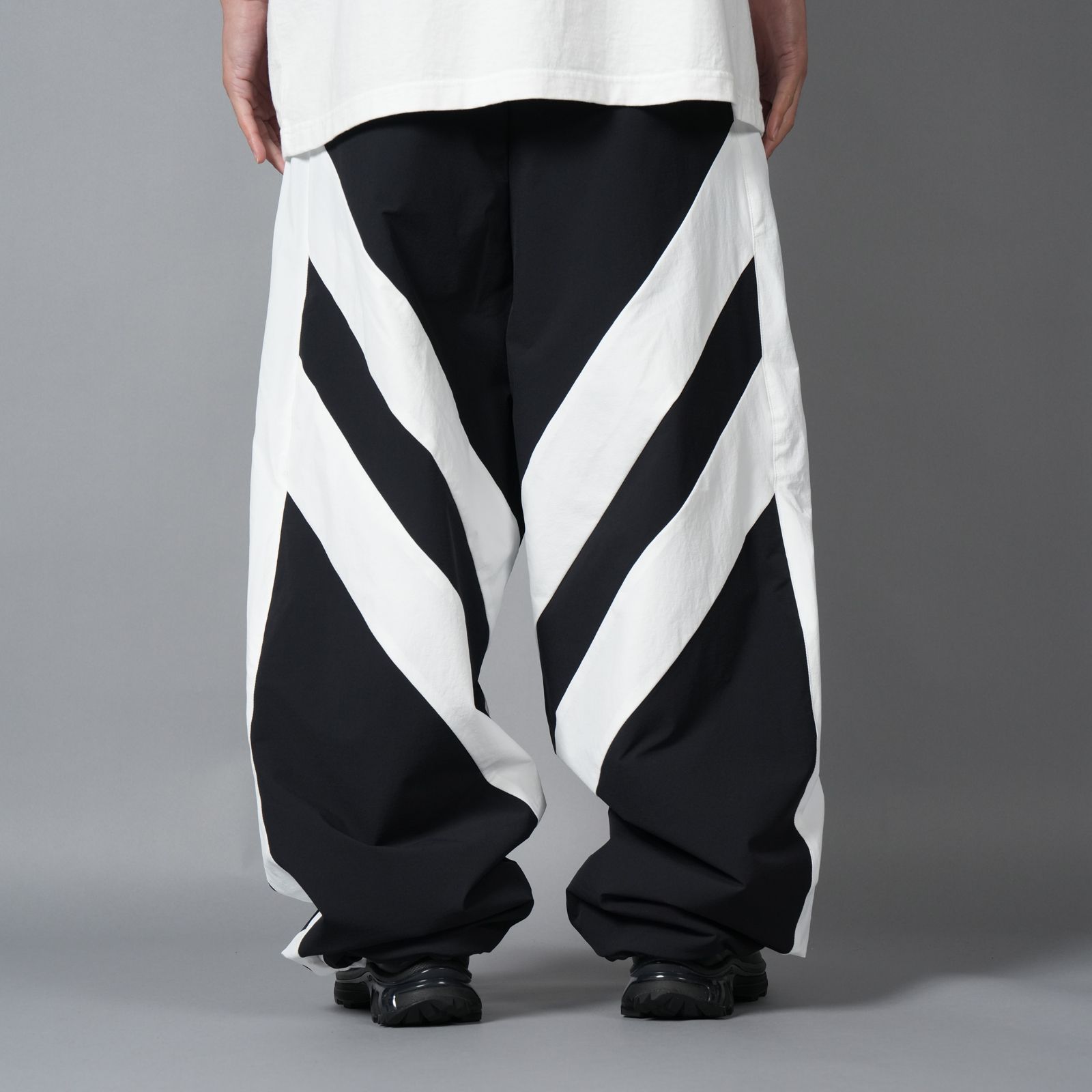 CHEVRON PUFFER NYLON TROUSER / ナイロントラウザー (ブラック/ホワイト)