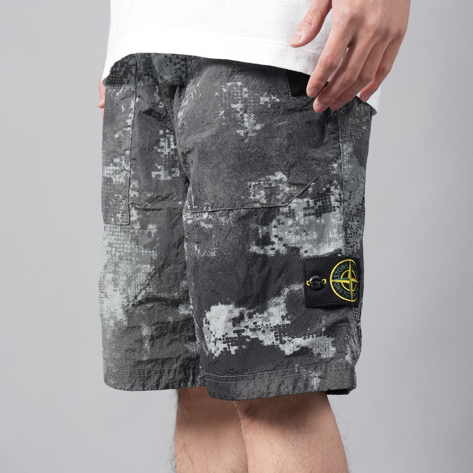 STONE ISLAND - 【ラスト1点】L20E1 / DISSOLVING GRID CAMOUFLAGE ON ECONYL  REGENERATED NYLON / SWIM SHORTS / ナイロンハーフパンツ [水陸両用] (ベージュ) | Confidence