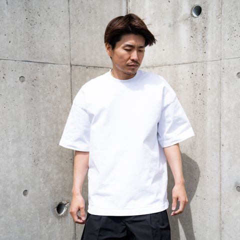 ベーシックなTシャツでありながらシルエット丈のバランスなどを突き詰めた定番Tシャツ。