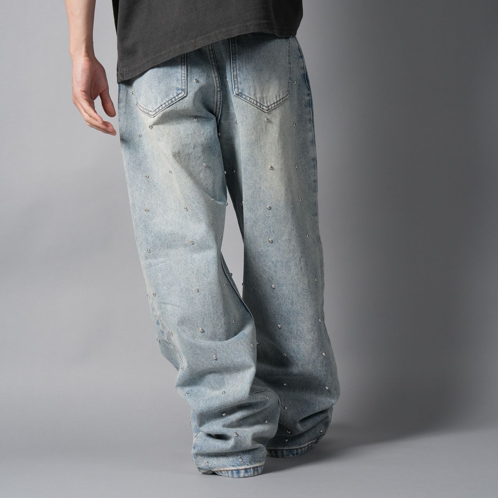 LAX, baggy studded denim (light wash) / デニムパンツ (ウォッシュドブルー)