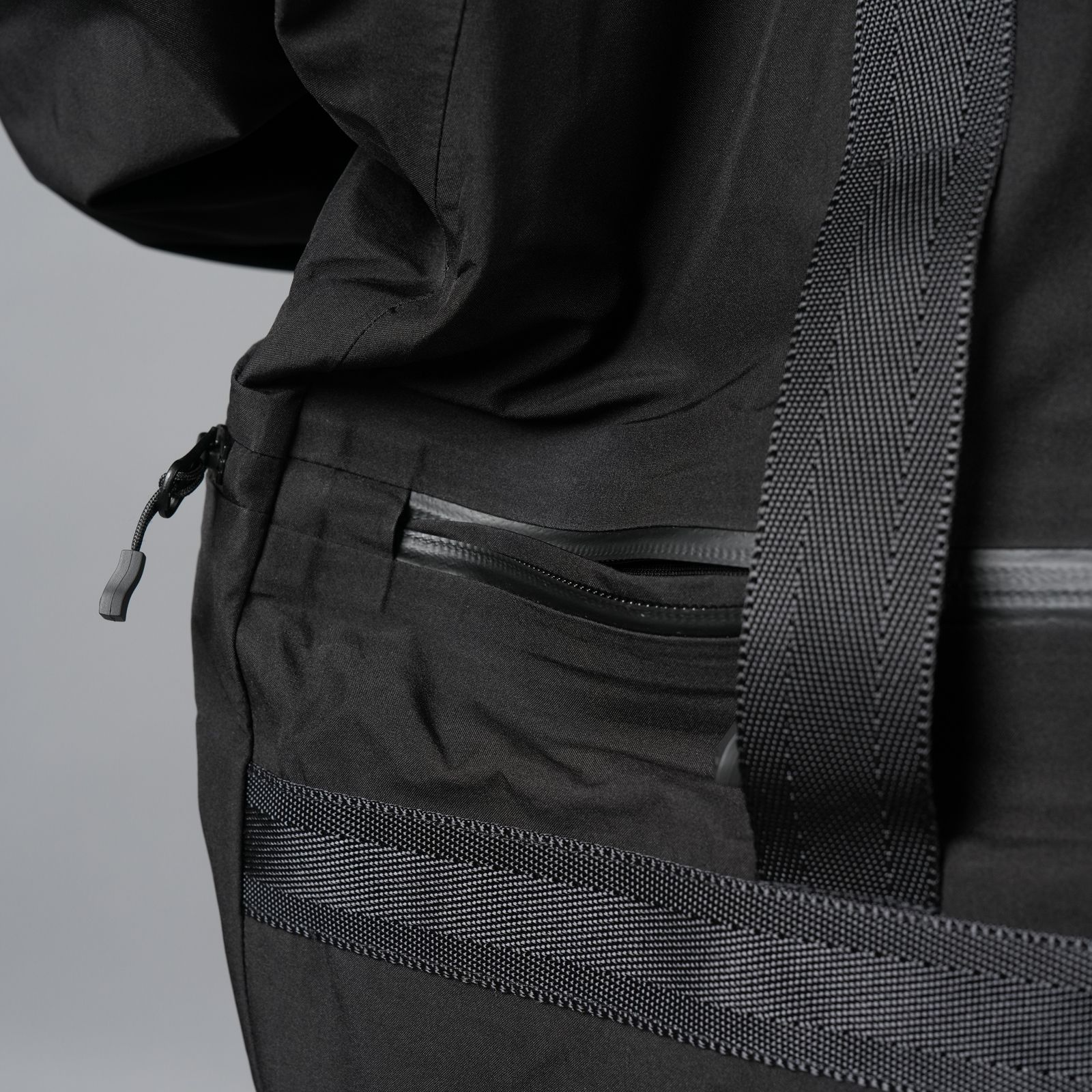 【限定】【D-VEC×ALMOSTBLACK】GORE-TEX 3L w/ POLARTEC DETACHABLE SHELL / マウンテンパーカ [防水・防風] (ブラック)