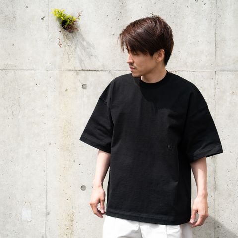 ベーシックなTシャツでありながらシルエット丈のバランスなどを突き詰めた定番Tシャツ。