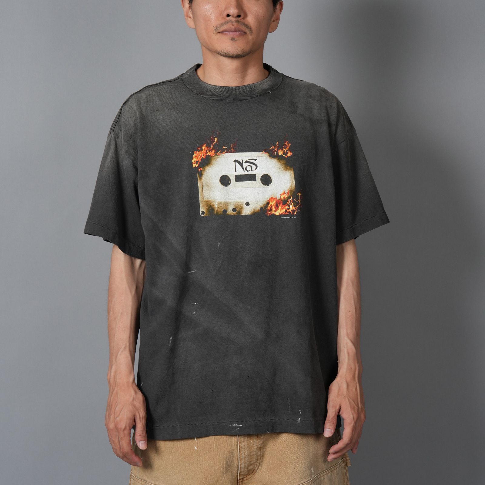 【残りわずか】[コラボ] SM-HR1-0000-C20 / NAS_SS TEE / BLACK / Tシャツ (ブラック)