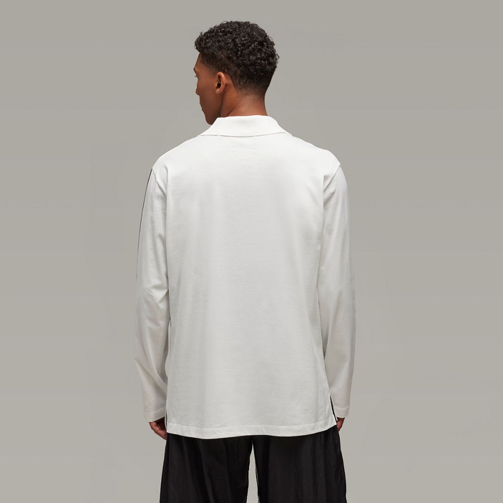 U GFX LOGO LS T / ユニセックス グラフィックス ロングスリーブTシャツ / ロンT  (ライトホワイト)