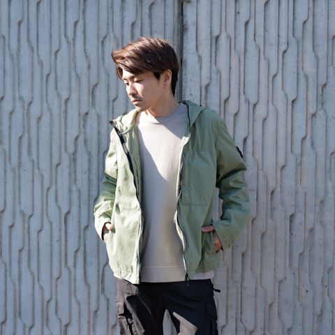 ストレッチの効いたスーピマ®コットンツイルで仕上げたフード付きブルゾン。