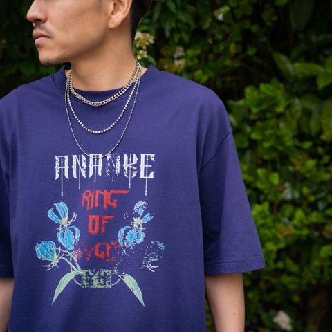 今シーズンのテーマでもある"ANANKE"のグラフィックをプリントしたTシャツ