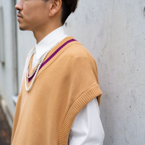 コットン素材を使用したアシンメトリーのニットベスト
