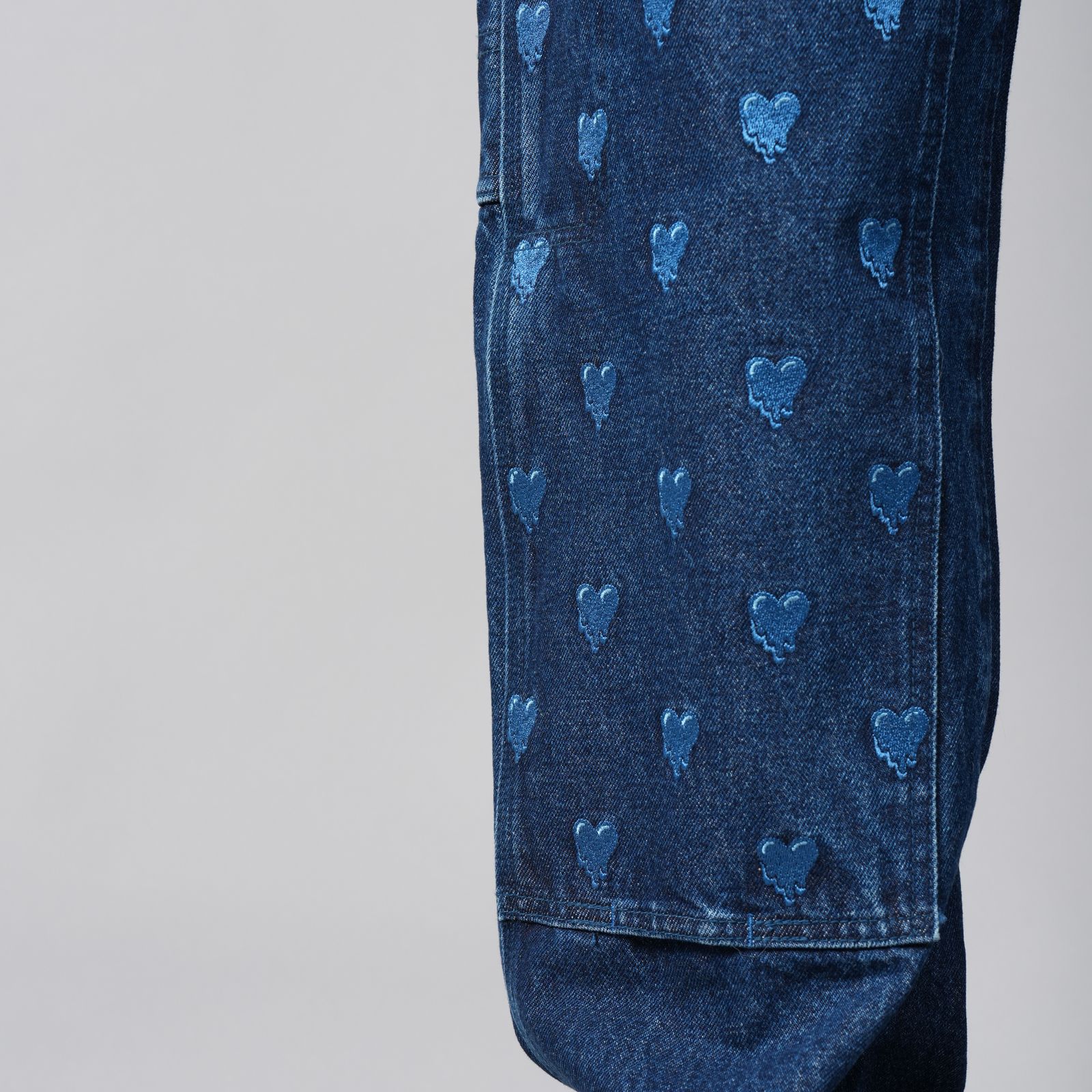 LOGO PATTERN DENIM PANTS / ロゴパターン デニムパンツ / ダブルニー (インディゴ)