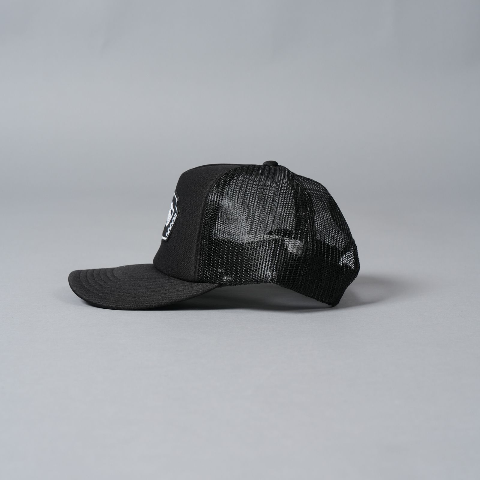 【ラスト1点】EMBROIDERED TRUCKER CAP "LM CLOTHING"   / メッシュキャップ (ブラック/ブラック)