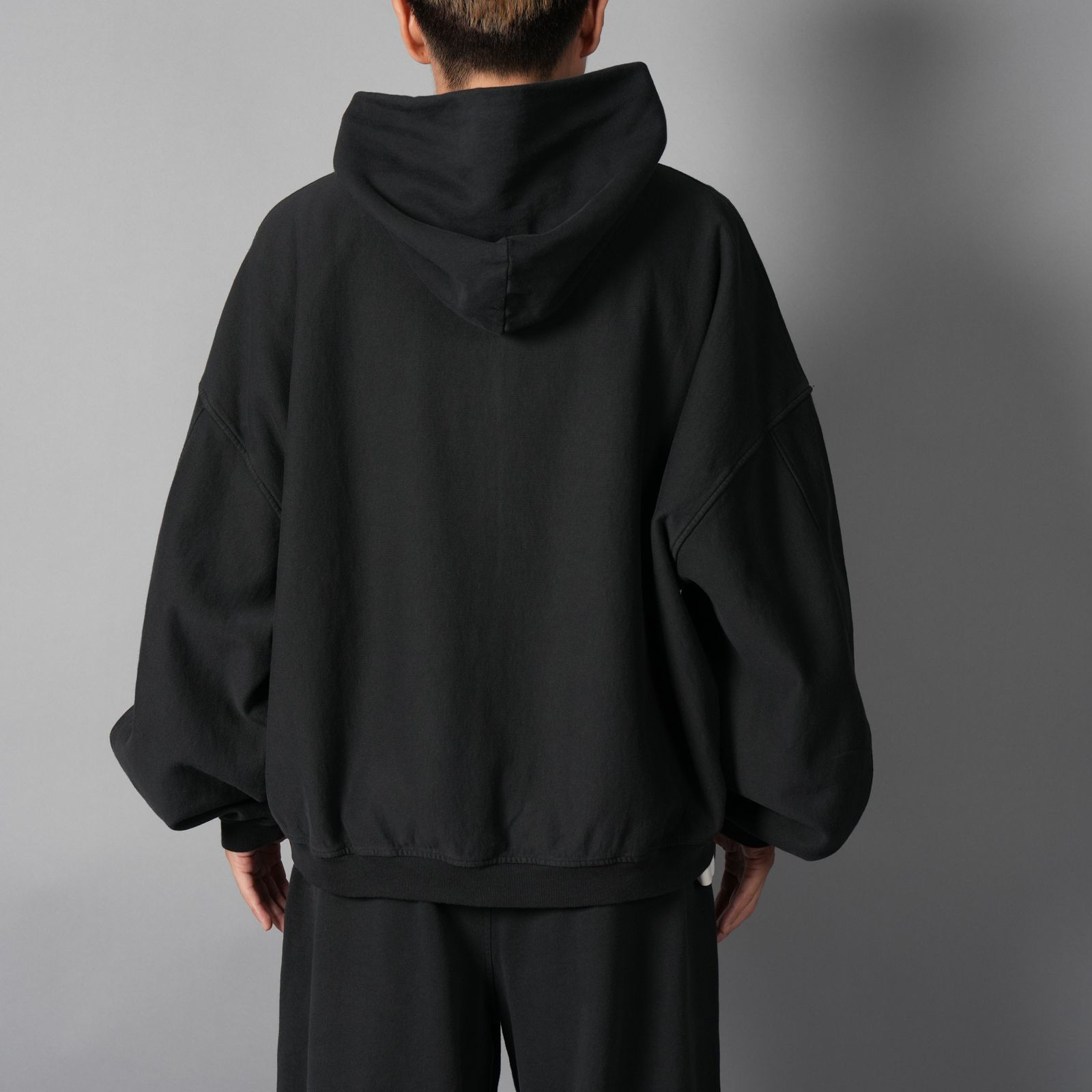 【残りわずか】OVERSIZED ZIP-UP HOODIE W/ LOGO PRINT / オーバーサイズ ジップアップフーディー ロゴプリント / ジップアップパーカー (ウォッシュドブラック)
