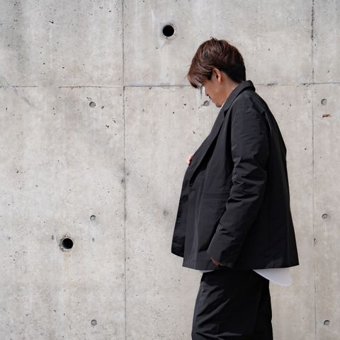 クラシカルな内側の仕立てのテーラードジャケット
