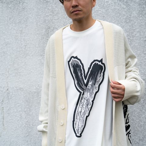 ファッションとスポーツの調和を目指してデザインされた、「Y-3 LOGO KNIT CARDIGAN」。