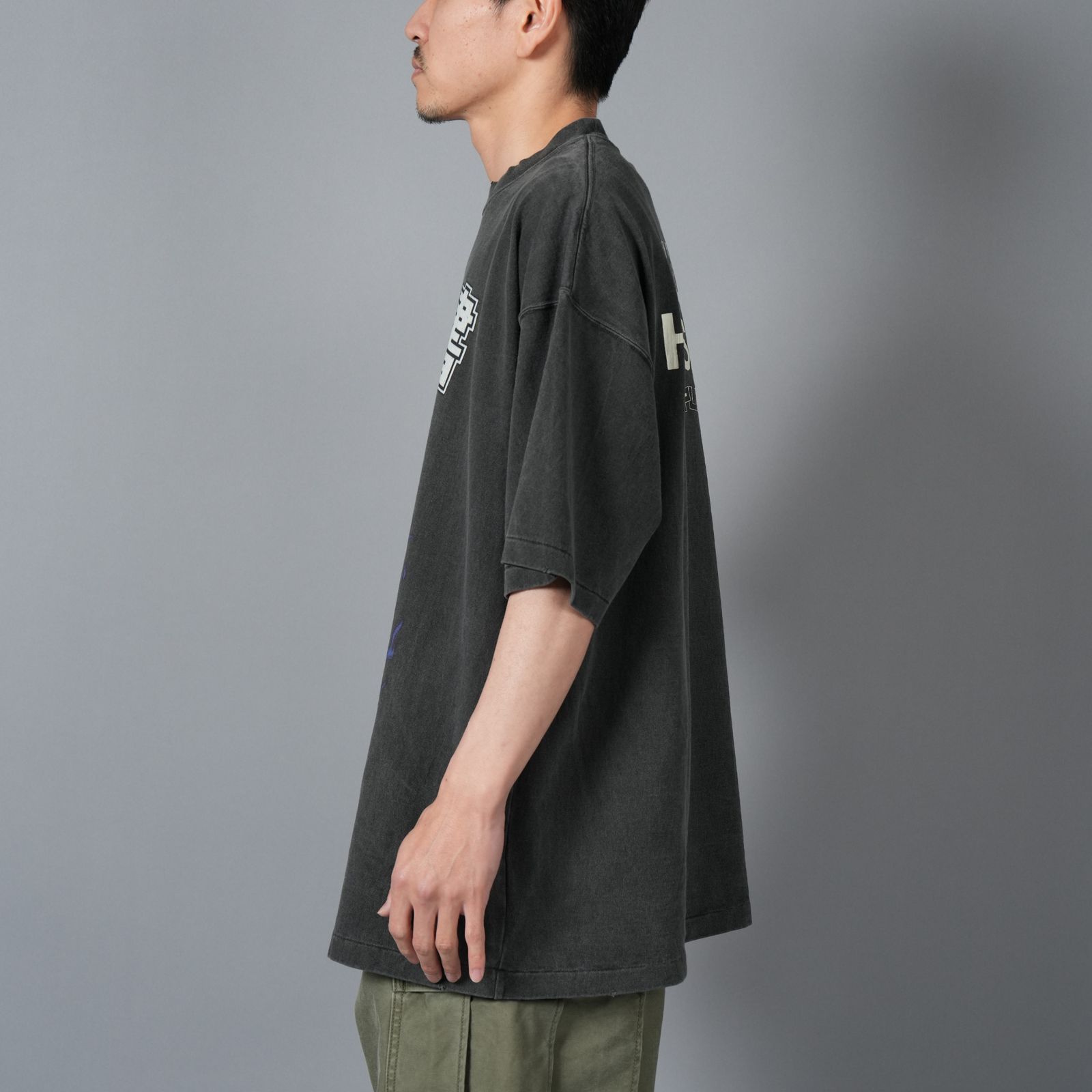 【ラスト1点】[幽遊白書]  TYUM24AM003 / S/S T-Shirt (KURAMA/HIEI) / Tシャツ (ブラック)