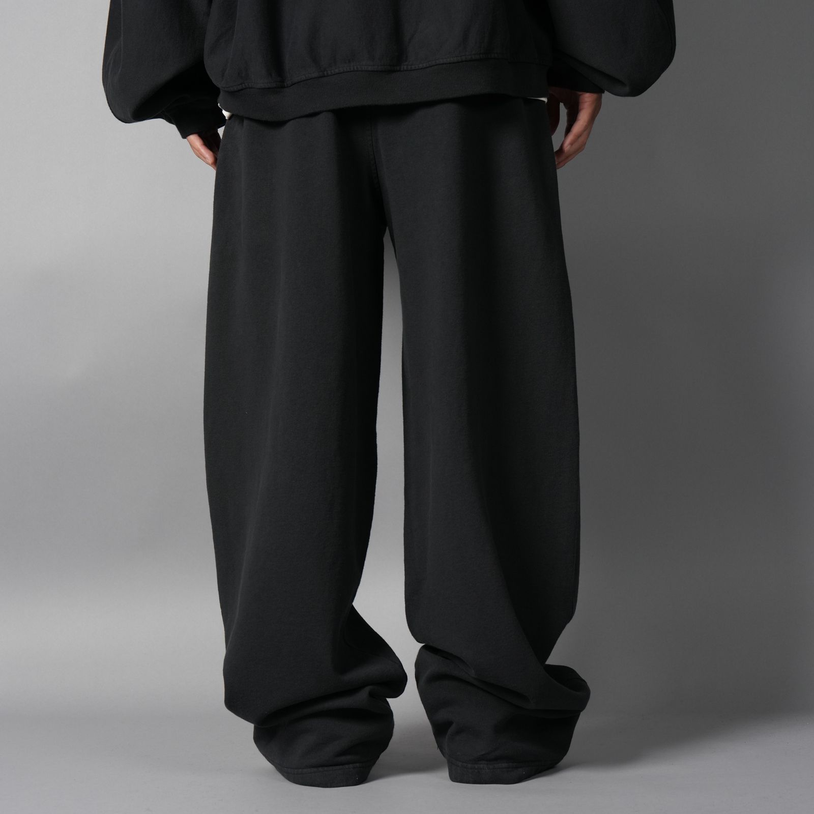 【残りわずか】MID-RISE OVERSIZED SWEATPANT W/ LOGO PRINT / ミッドライズ オーバーサイズ スウェットパンツ (ウォッシュドブラック)