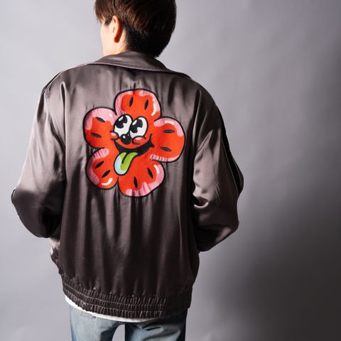 カートゥーンのマスコット「BOKE BOY」を様々なバージョンで表現したリバーシブル ジャケット。