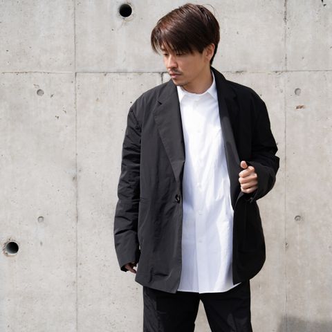 クラシカルな内側の仕立てのテーラードジャケット