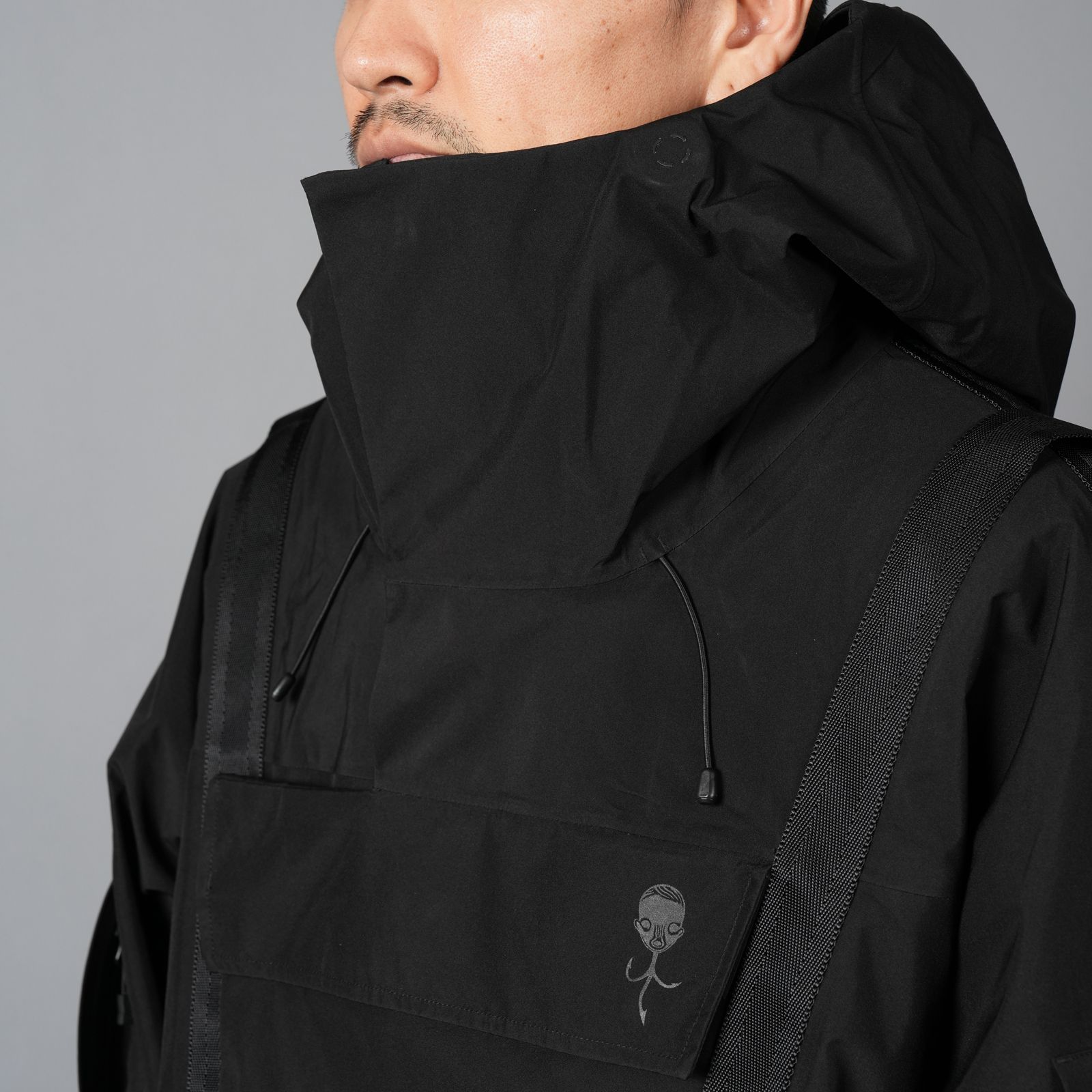 【限定】【D-VEC×ALMOSTBLACK】GORE-TEX 3L w/ POLARTEC DETACHABLE SHELL / マウンテンパーカ [防水・防風] (ブラック)