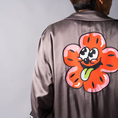 カートゥーンのマスコット「BOKE BOY」を様々なバージョンで表現したリバーシブル ジャケット。