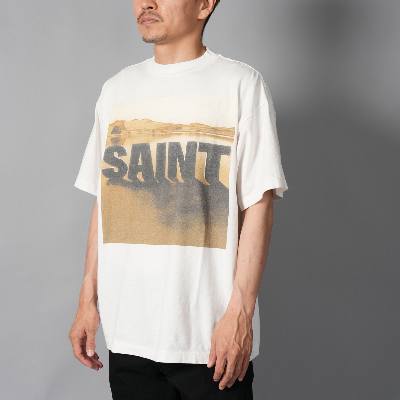 【残りわずか】【コラボ】SM-MK1-0000-C15 / KK_SS T-SHIRT / DESERT / WHITE / Tシャツ (ホワイト)